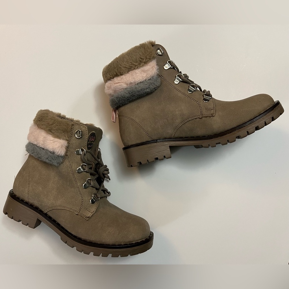 New capa de ozono imported boots, size 6.5